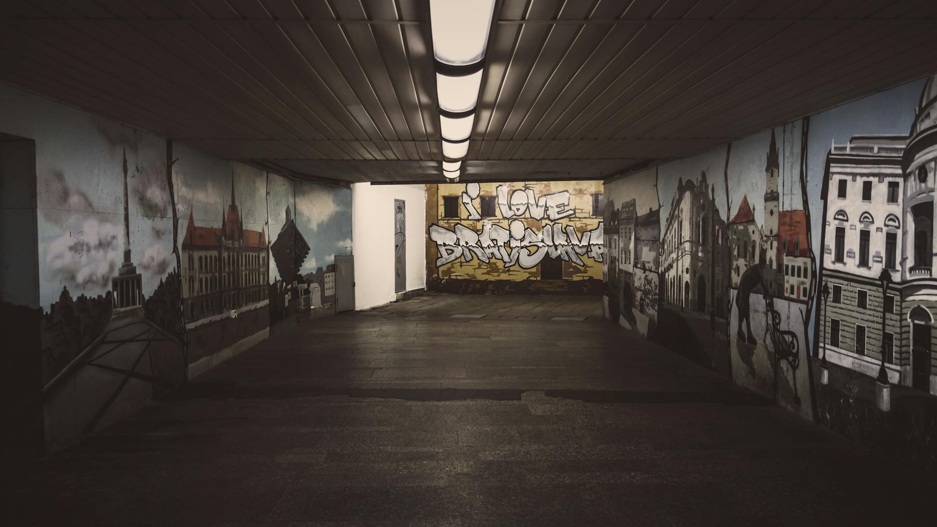 Plakat informacyjny o grze miejskiej "Zabawa w pochowanego 2" we Włocławku i podsumowanie wydarzeń miejskich